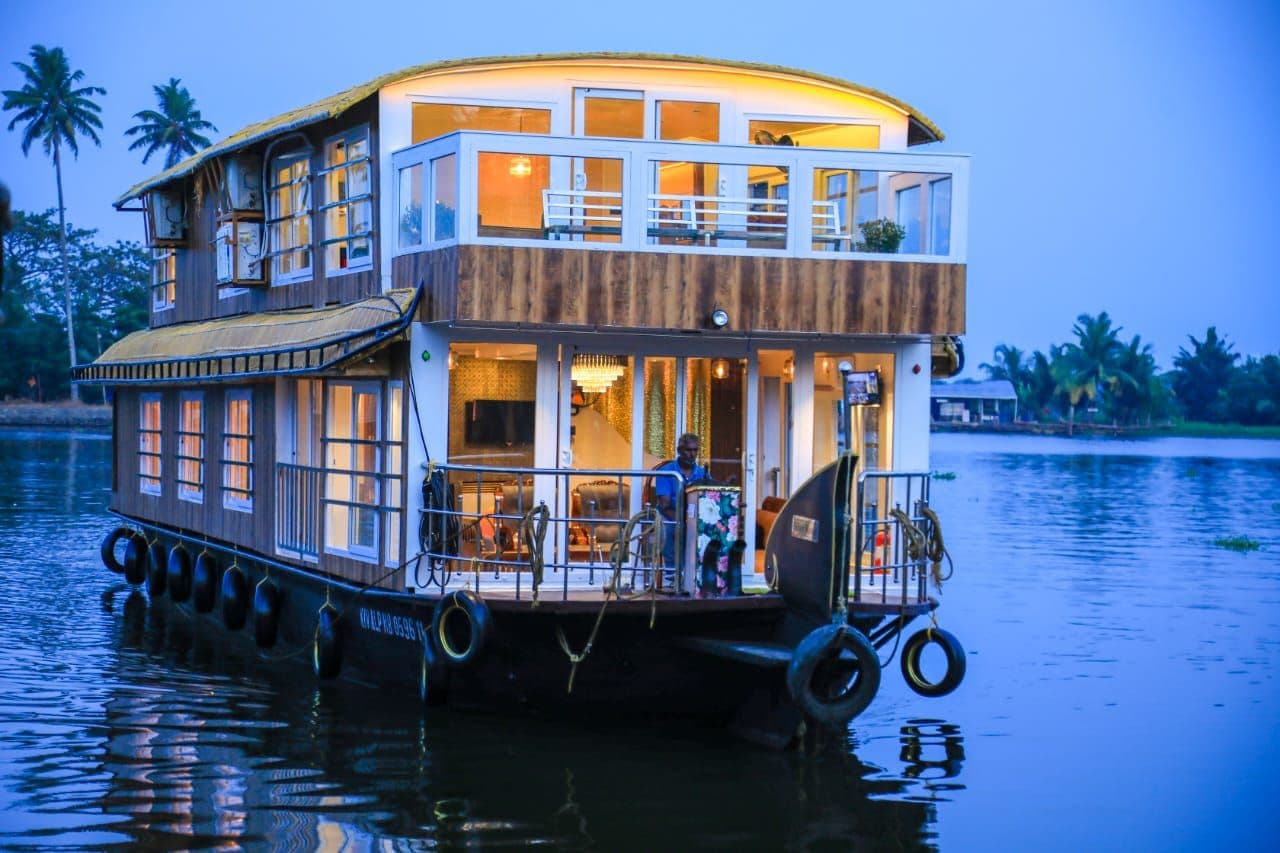 5 Bedroom Private Houseboat