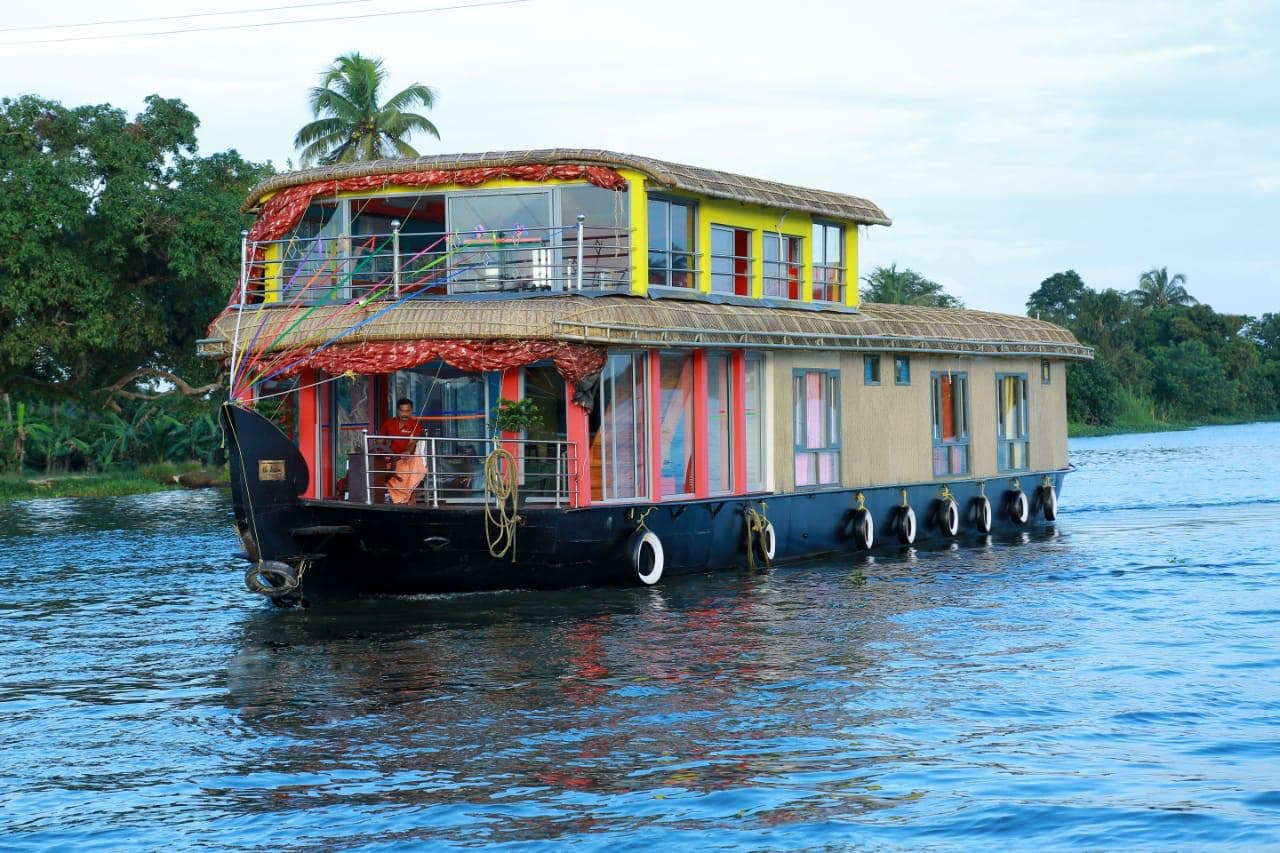 Deluxe Private Houseboat — photo 1