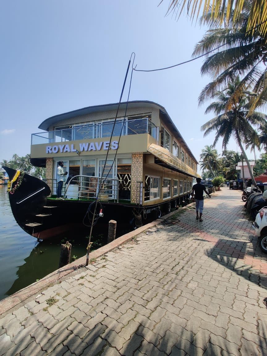 9 Bedroom Private Houseboat
