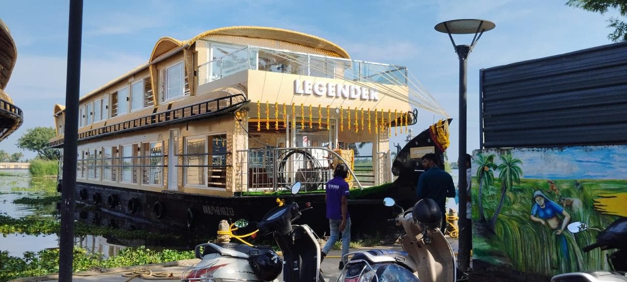 7 Bedroom Private Houseboat